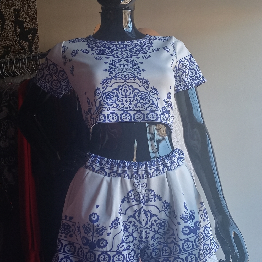 Short Set - Picture 3 of 3